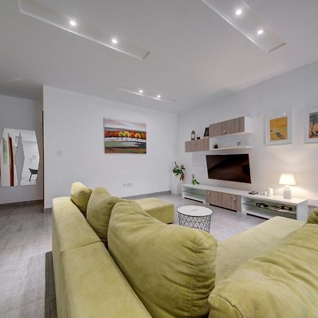 Top Floor Apt With Common Pool Close To All Amenities 세인트폴스베이 외부 사진