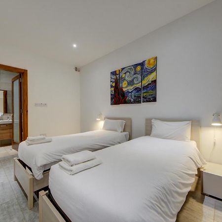 Top Floor Apt With Common Pool Close To All Amenities 세인트폴스베이 외부 사진