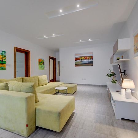 Top Floor Apt With Common Pool Close To All Amenities 세인트폴스베이 외부 사진