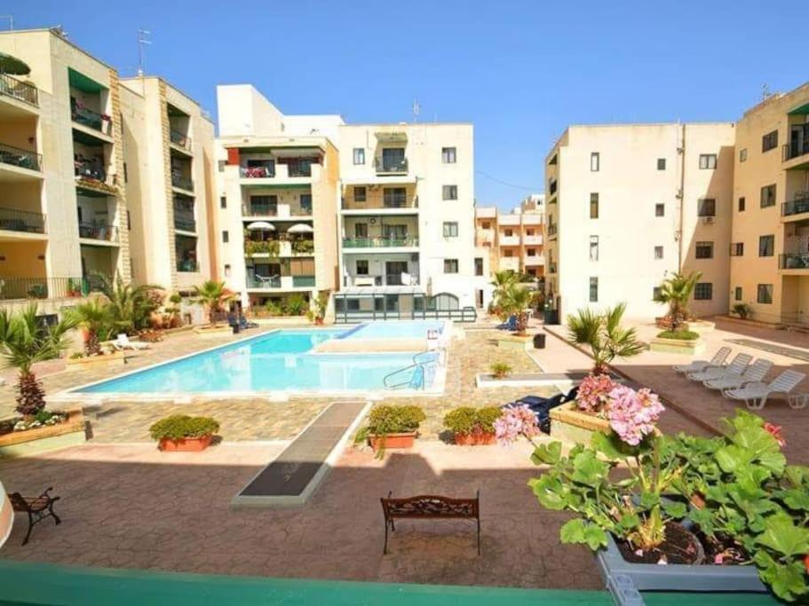 Top Floor Apt With Common Pool Close To All Amenities 세인트폴스베이 외부 사진