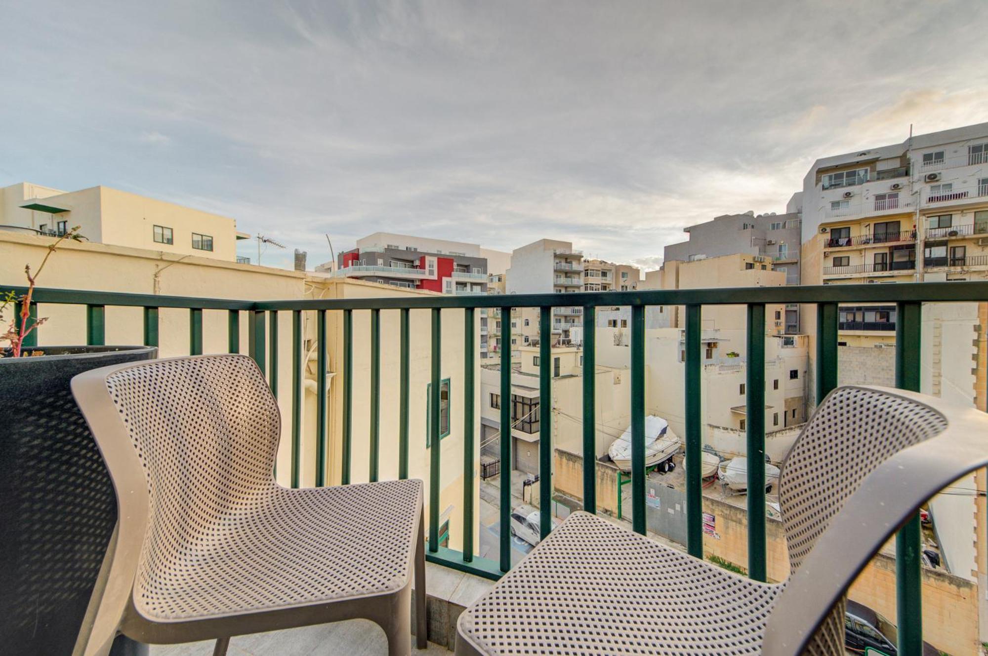 Top Floor Apt With Common Pool Close To All Amenities 세인트폴스베이 외부 사진