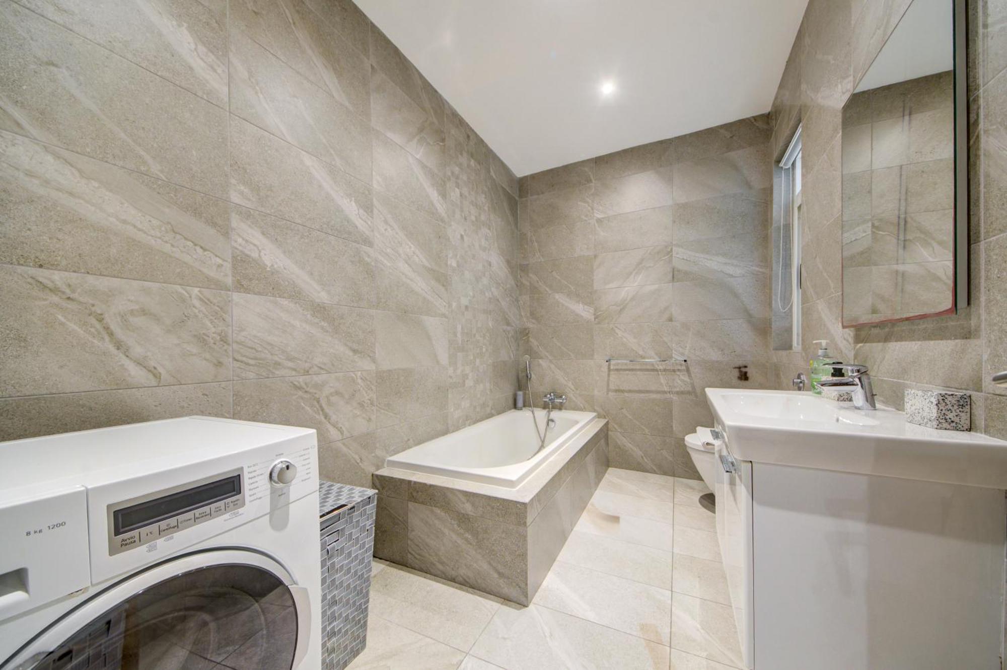 Top Floor Apt With Common Pool Close To All Amenities 세인트폴스베이 외부 사진