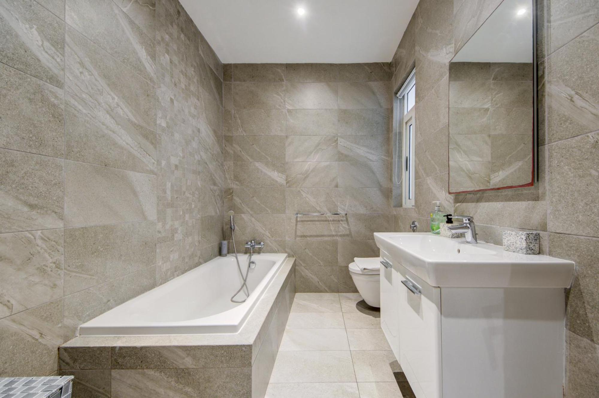 Top Floor Apt With Common Pool Close To All Amenities 세인트폴스베이 외부 사진