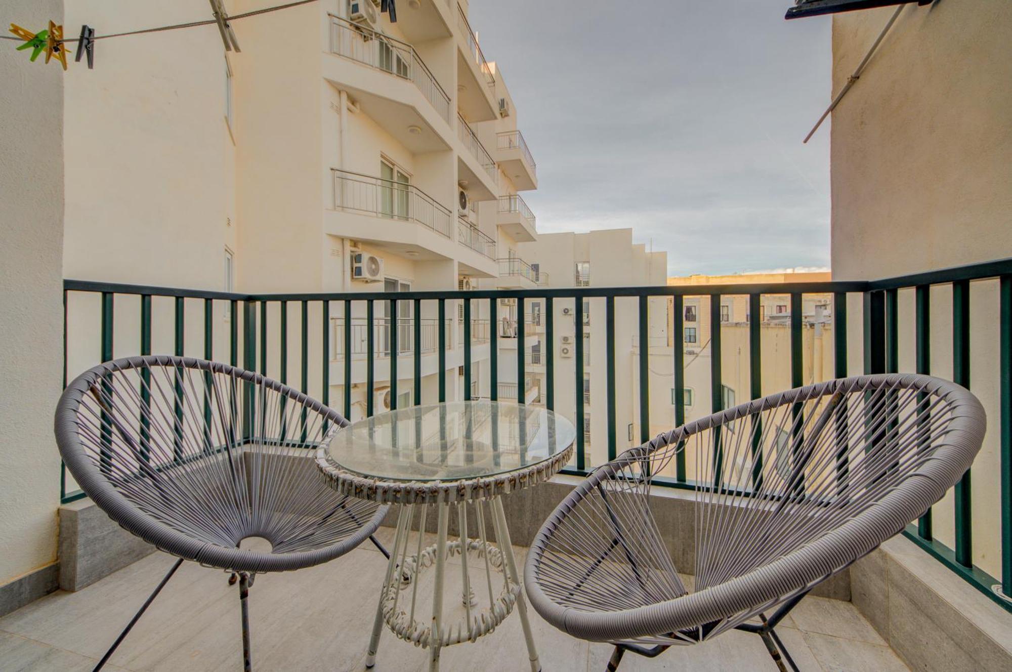 Top Floor Apt With Common Pool Close To All Amenities 세인트폴스베이 외부 사진