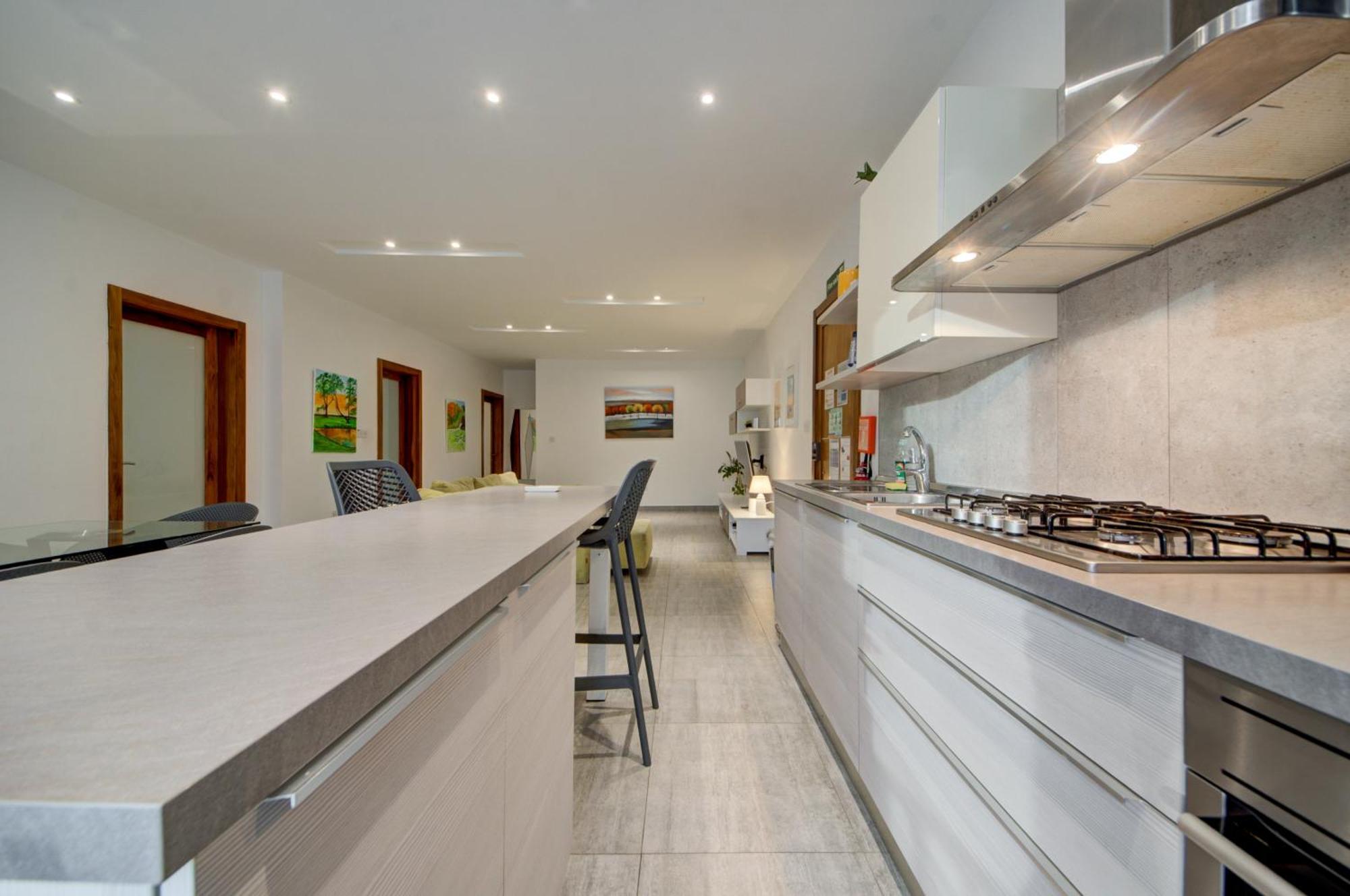 Top Floor Apt With Common Pool Close To All Amenities 세인트폴스베이 외부 사진