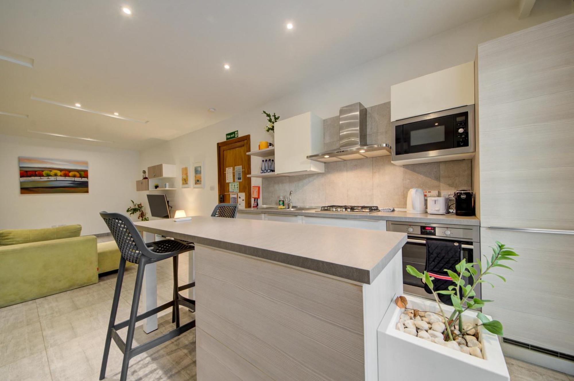 Top Floor Apt With Common Pool Close To All Amenities 세인트폴스베이 외부 사진