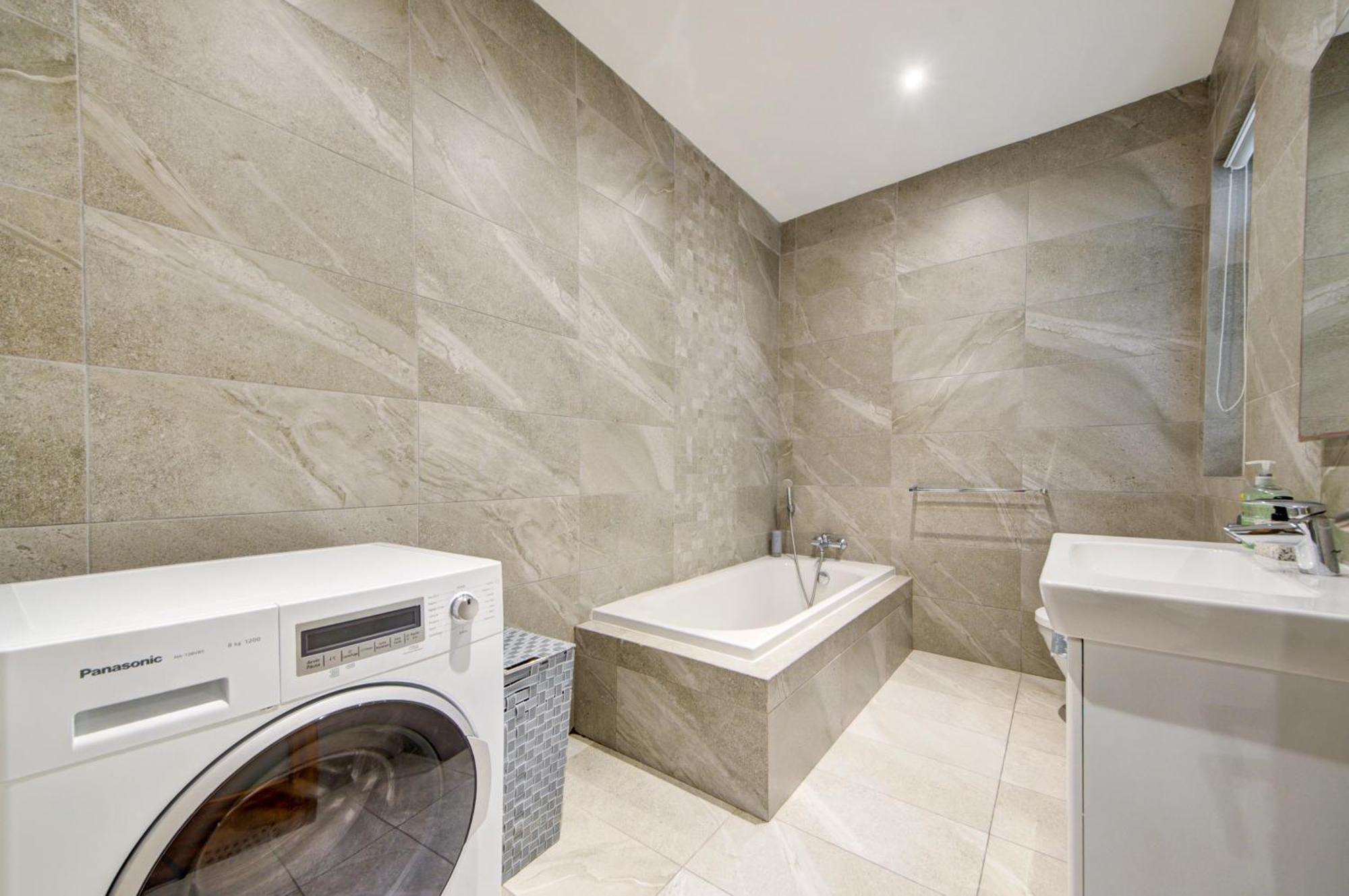 Top Floor Apt With Common Pool Close To All Amenities 세인트폴스베이 외부 사진