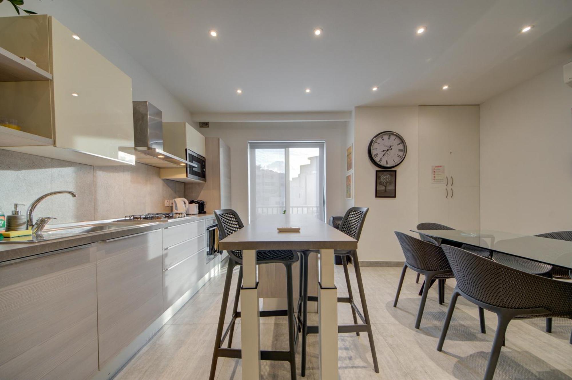 Top Floor Apt With Common Pool Close To All Amenities 세인트폴스베이 외부 사진