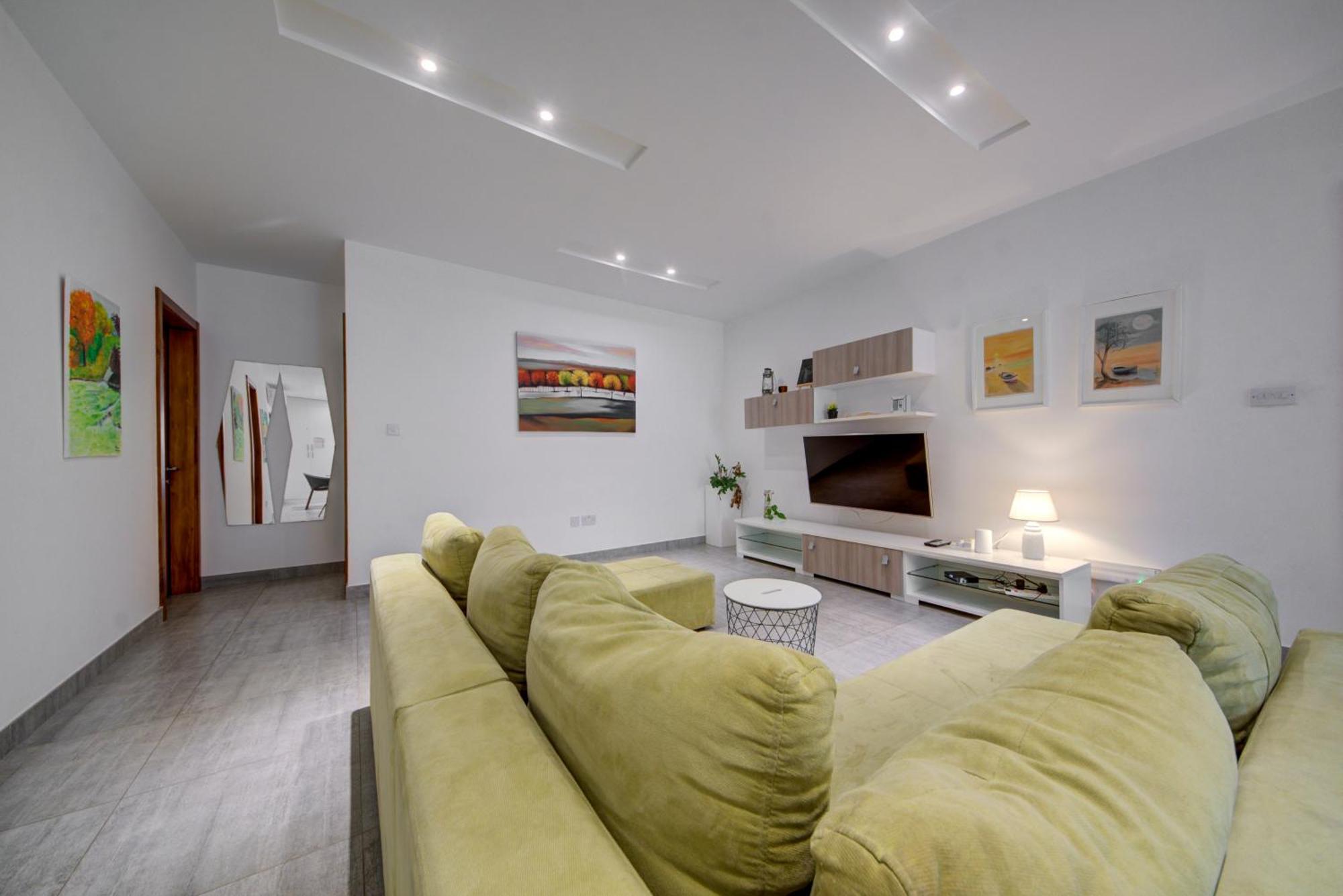 Top Floor Apt With Common Pool Close To All Amenities 세인트폴스베이 외부 사진