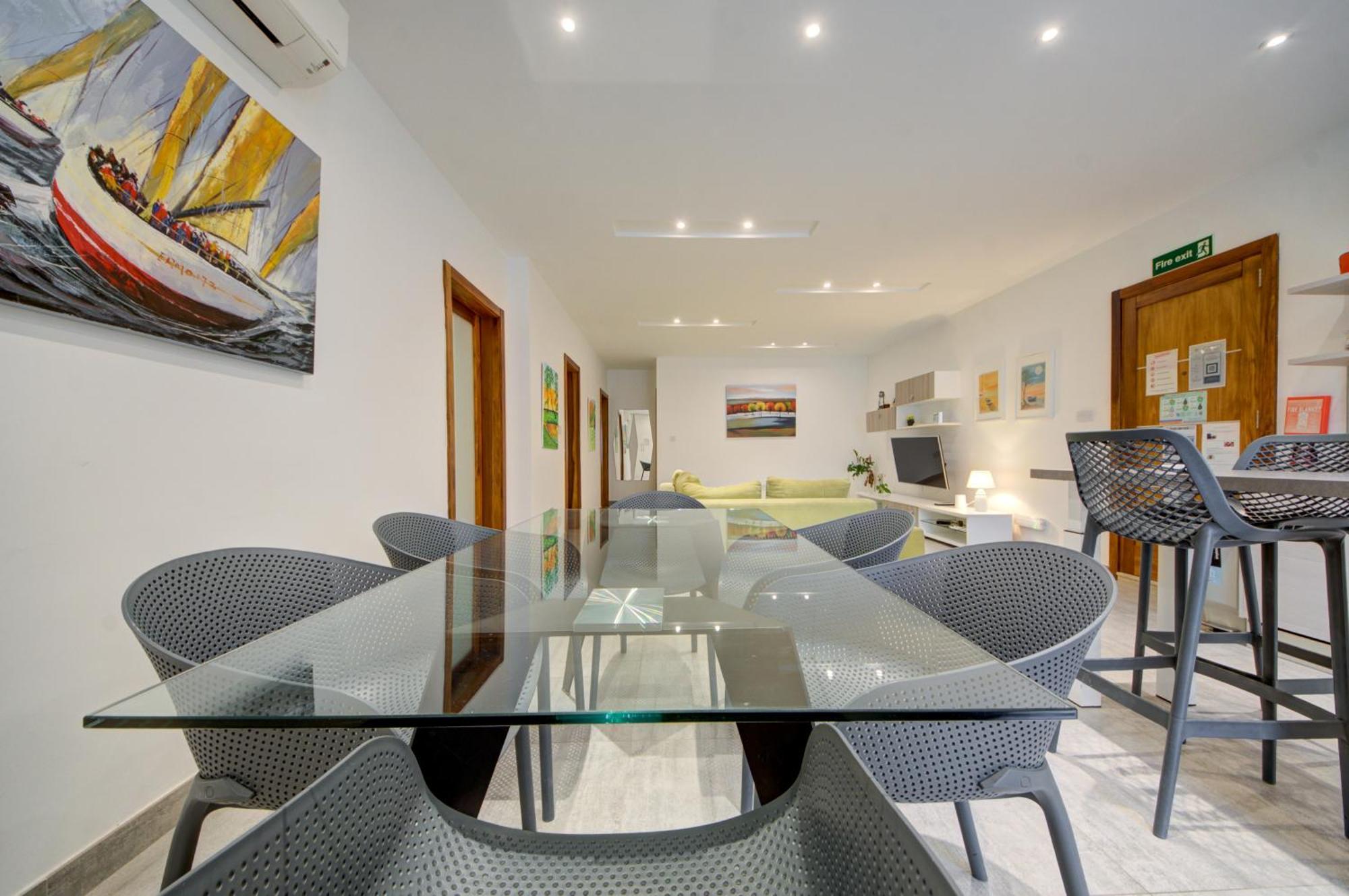 Top Floor Apt With Common Pool Close To All Amenities 세인트폴스베이 외부 사진