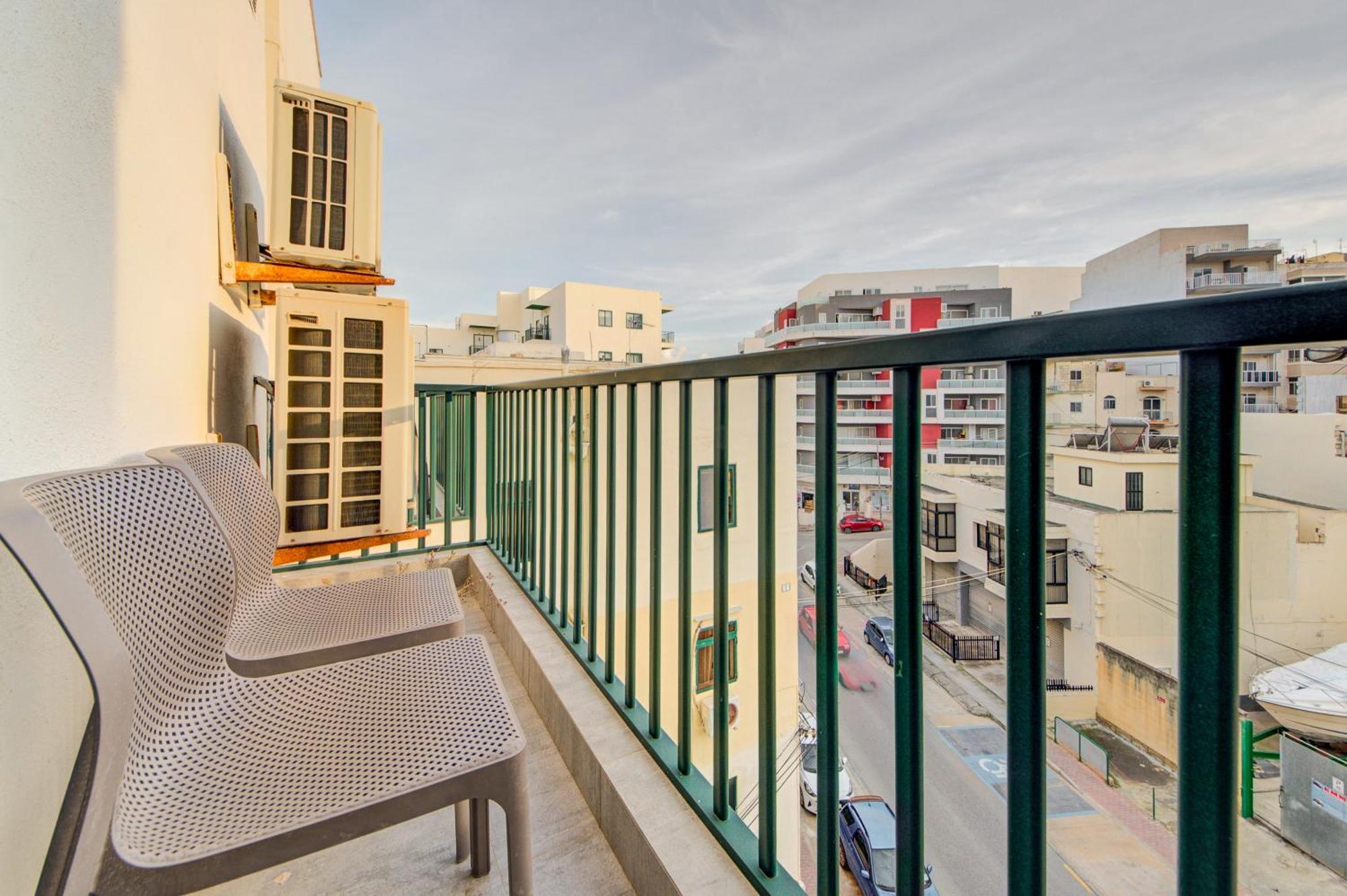 Top Floor Apt With Common Pool Close To All Amenities 세인트폴스베이 외부 사진