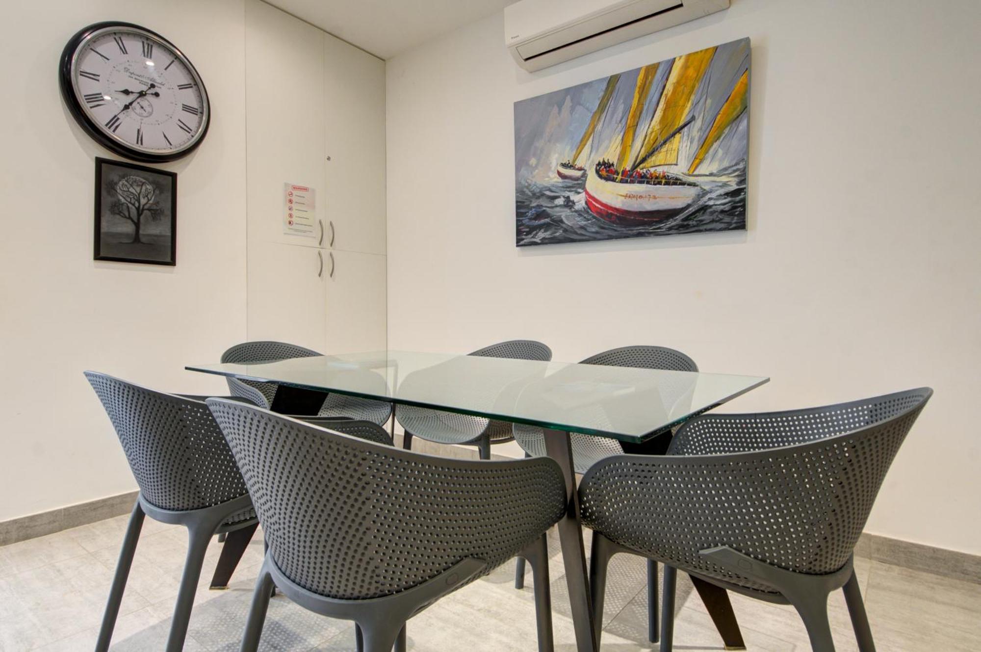 Top Floor Apt With Common Pool Close To All Amenities 세인트폴스베이 외부 사진