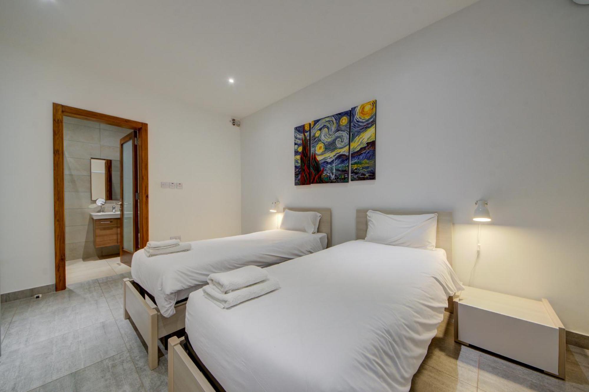 Top Floor Apt With Common Pool Close To All Amenities 세인트폴스베이 외부 사진