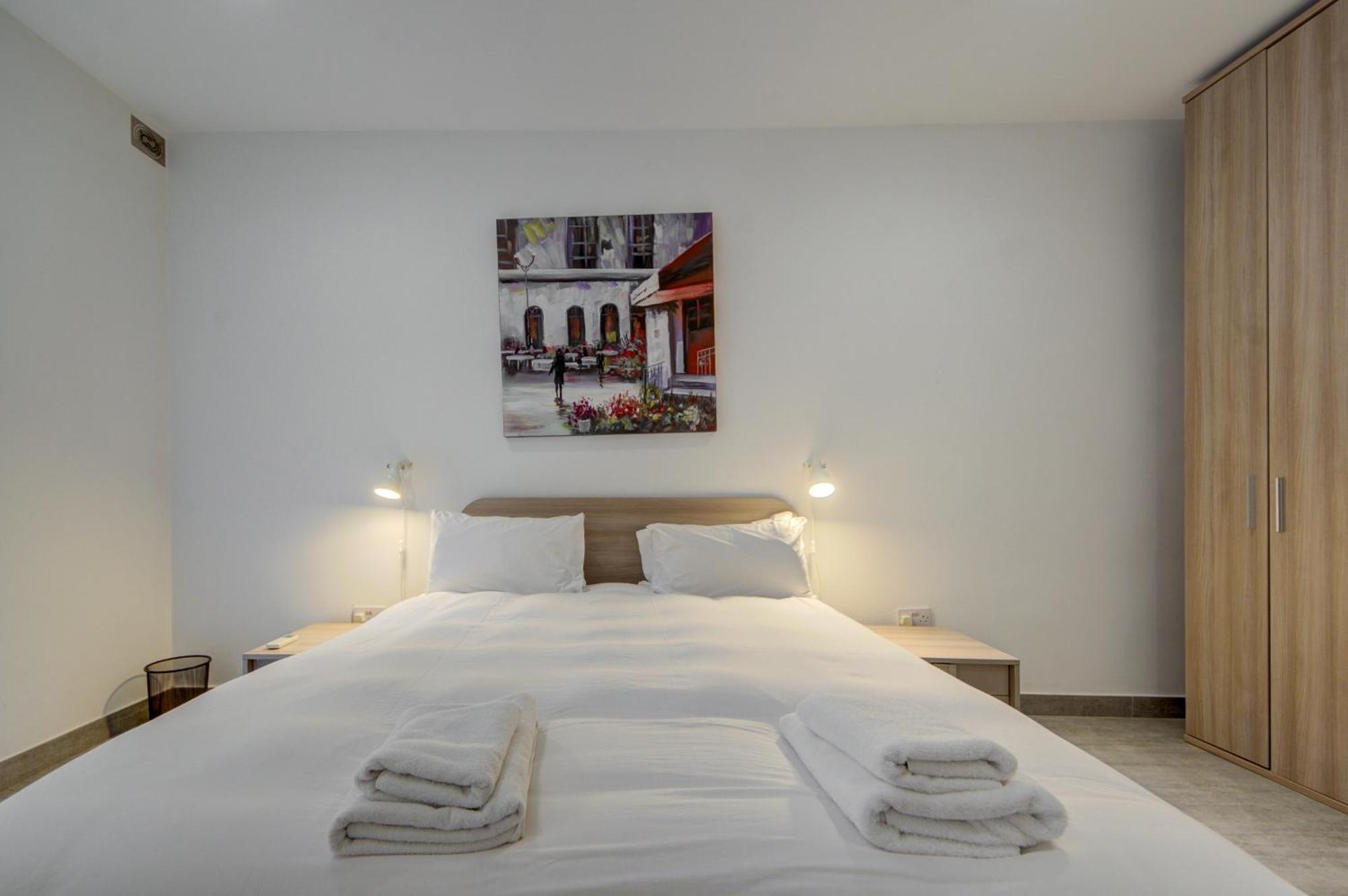 Top Floor Apt With Common Pool Close To All Amenities 세인트폴스베이 외부 사진