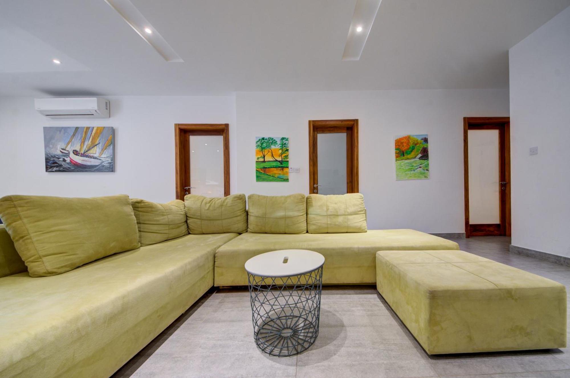 Top Floor Apt With Common Pool Close To All Amenities 세인트폴스베이 외부 사진