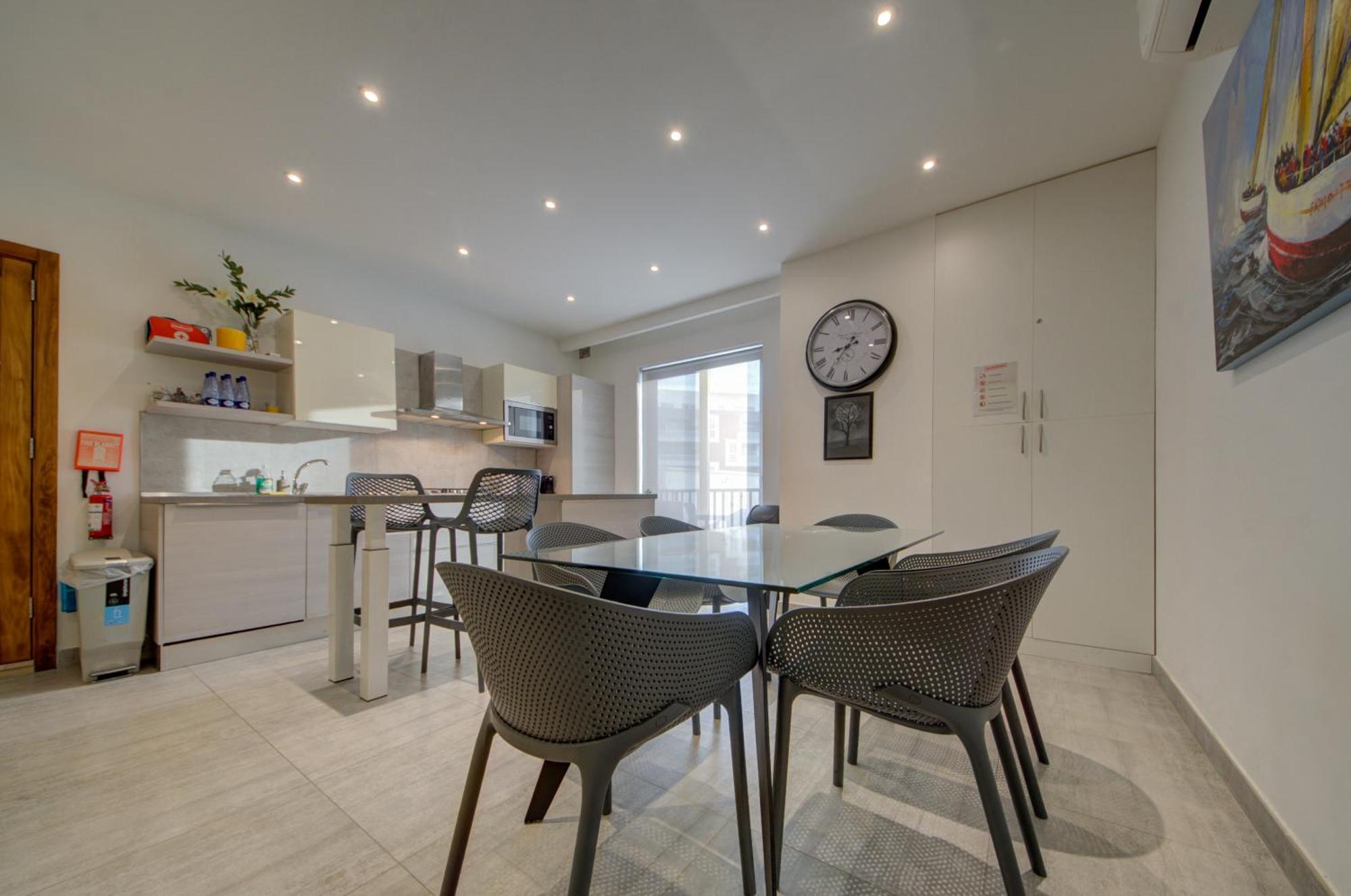 Top Floor Apt With Common Pool Close To All Amenities 세인트폴스베이 외부 사진