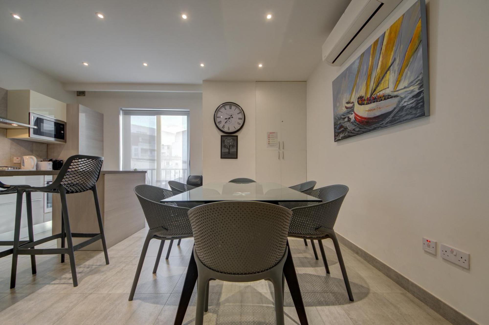 Top Floor Apt With Common Pool Close To All Amenities 세인트폴스베이 외부 사진