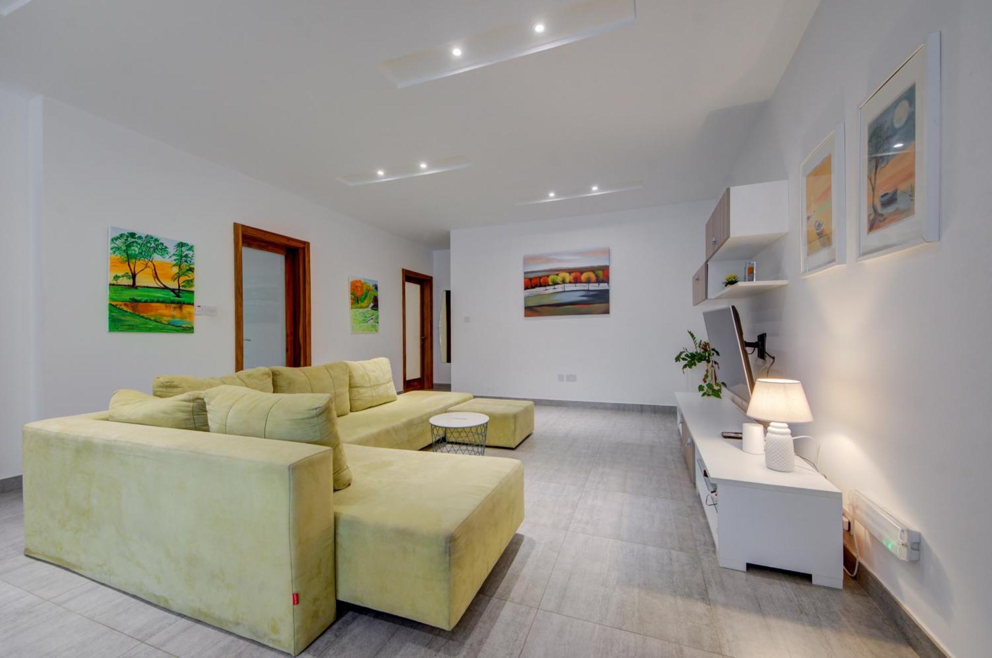 Top Floor Apt With Common Pool Close To All Amenities 세인트폴스베이 외부 사진