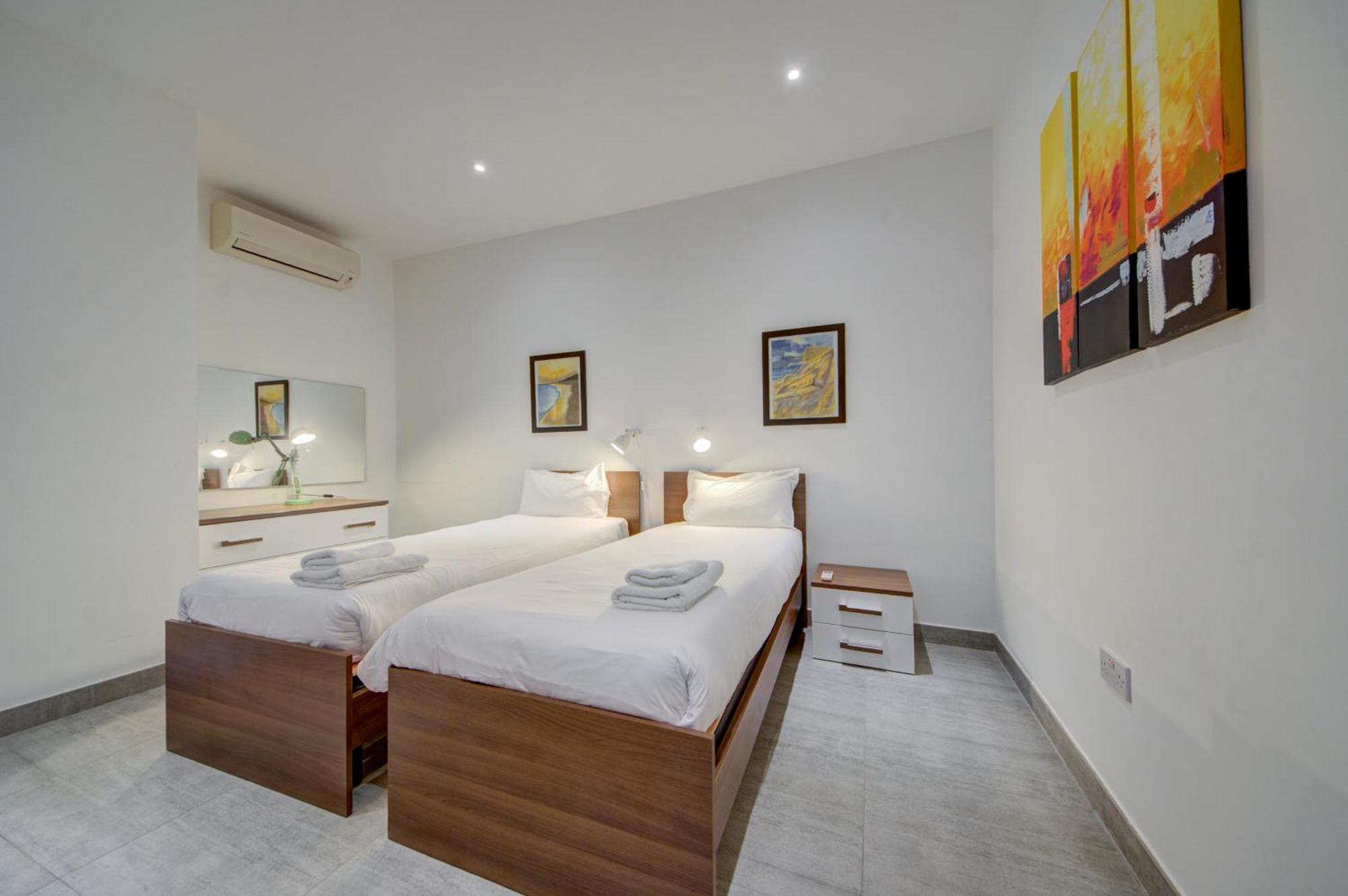 Top Floor Apt With Common Pool Close To All Amenities 세인트폴스베이 외부 사진