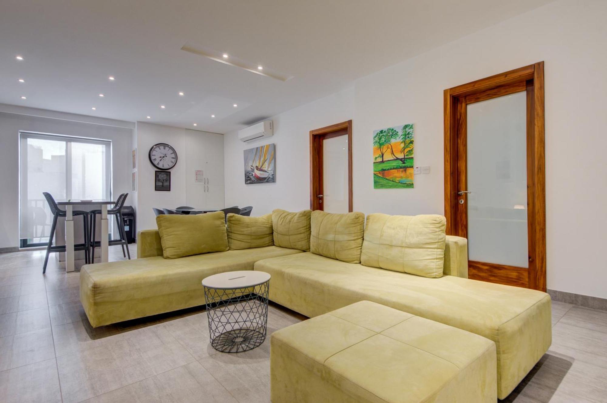 Top Floor Apt With Common Pool Close To All Amenities 세인트폴스베이 외부 사진