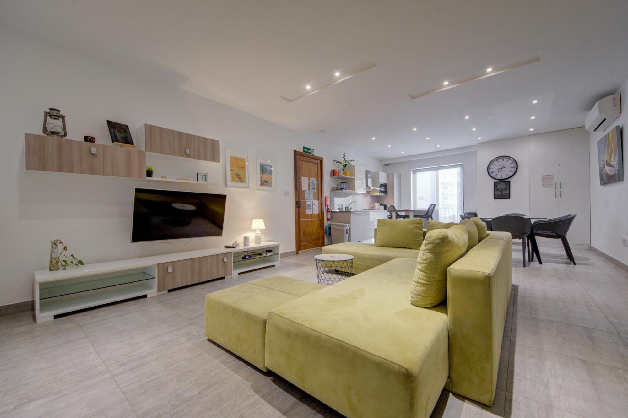 Top Floor Apt With Common Pool Close To All Amenities 세인트폴스베이 외부 사진