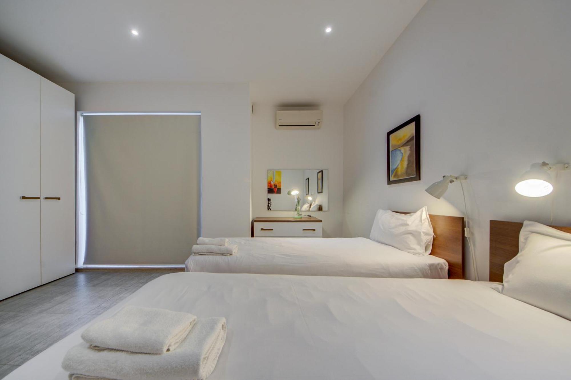 Top Floor Apt With Common Pool Close To All Amenities 세인트폴스베이 외부 사진