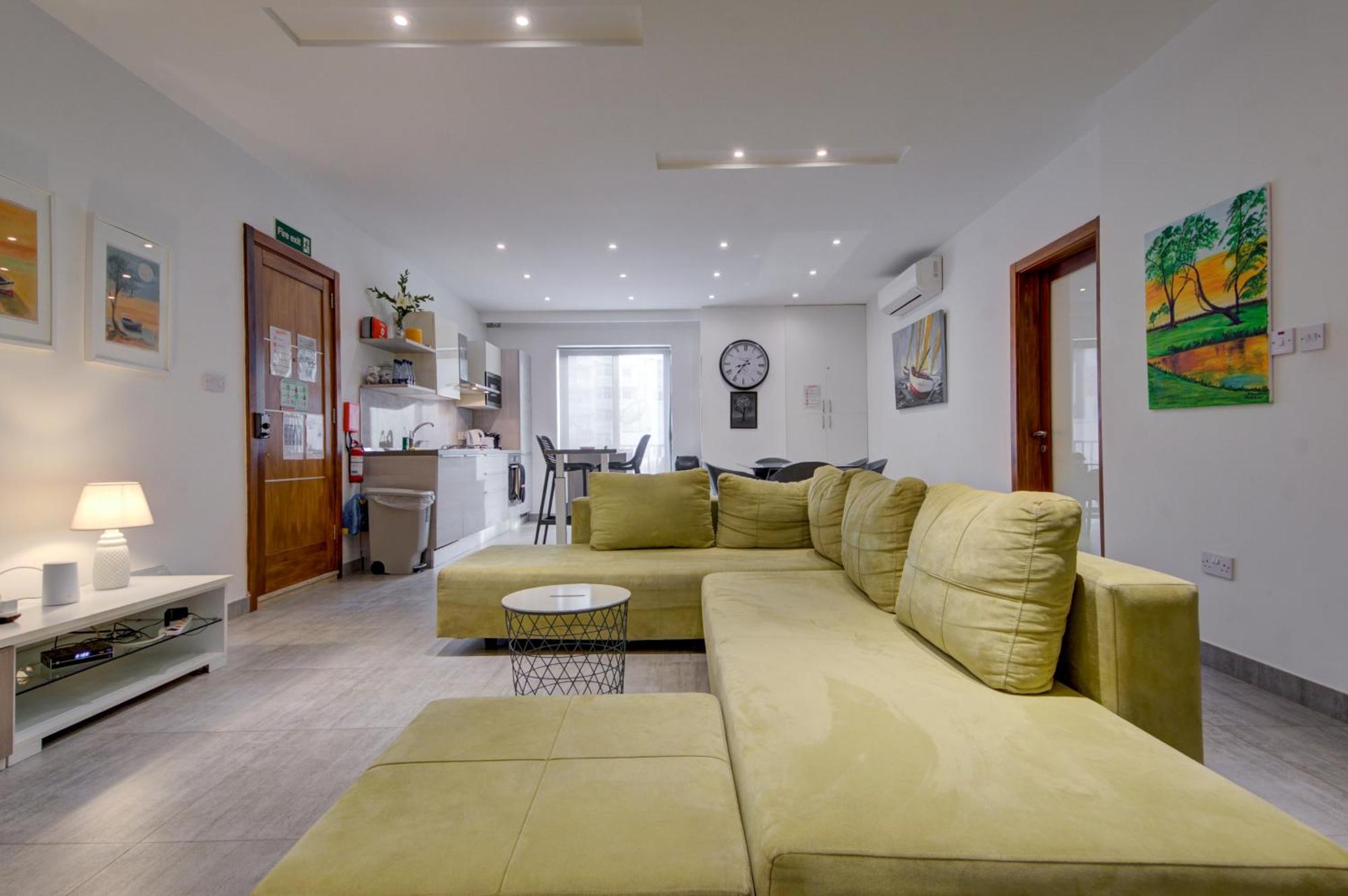 Top Floor Apt With Common Pool Close To All Amenities 세인트폴스베이 외부 사진