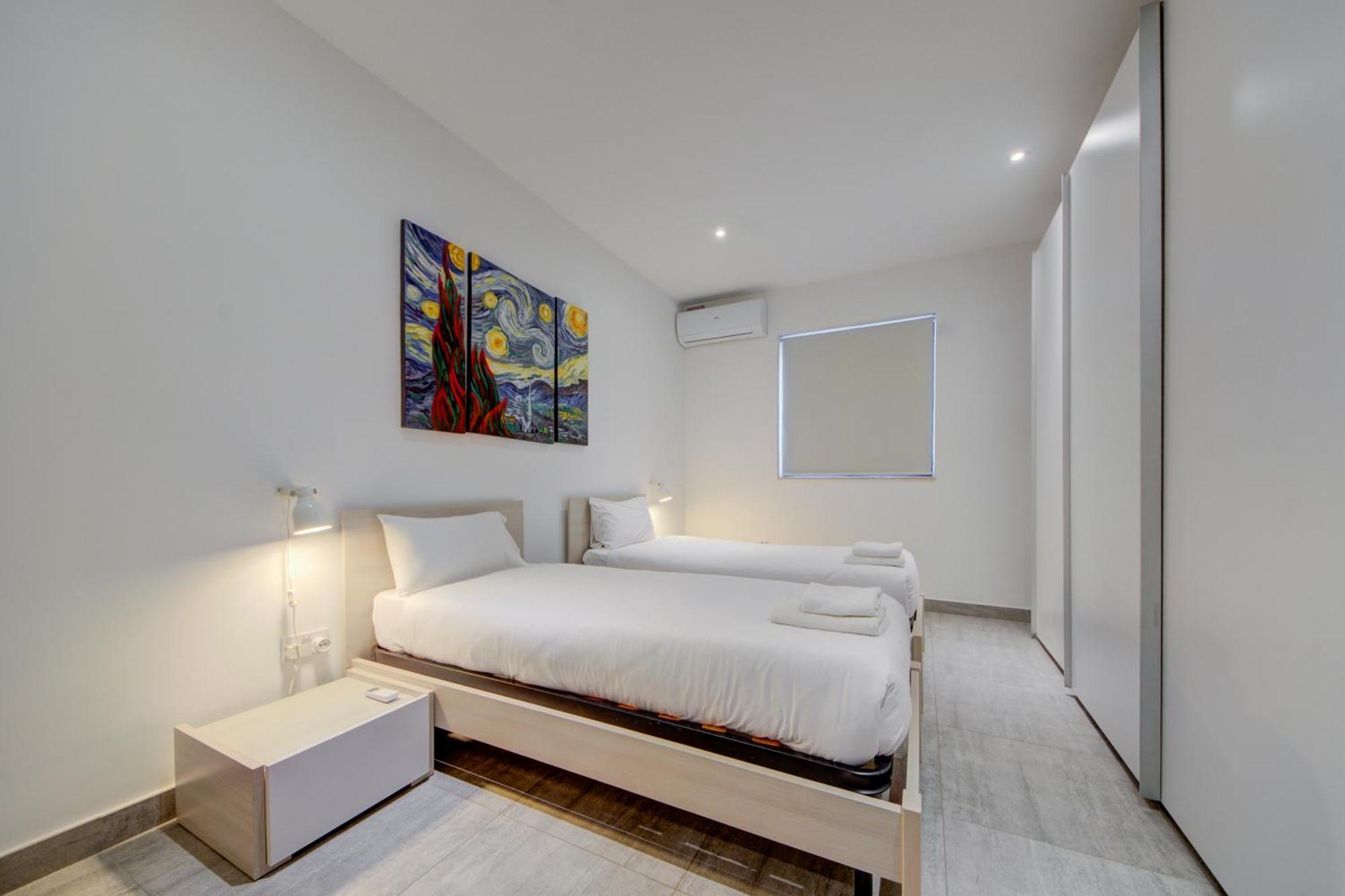 Top Floor Apt With Common Pool Close To All Amenities 세인트폴스베이 외부 사진