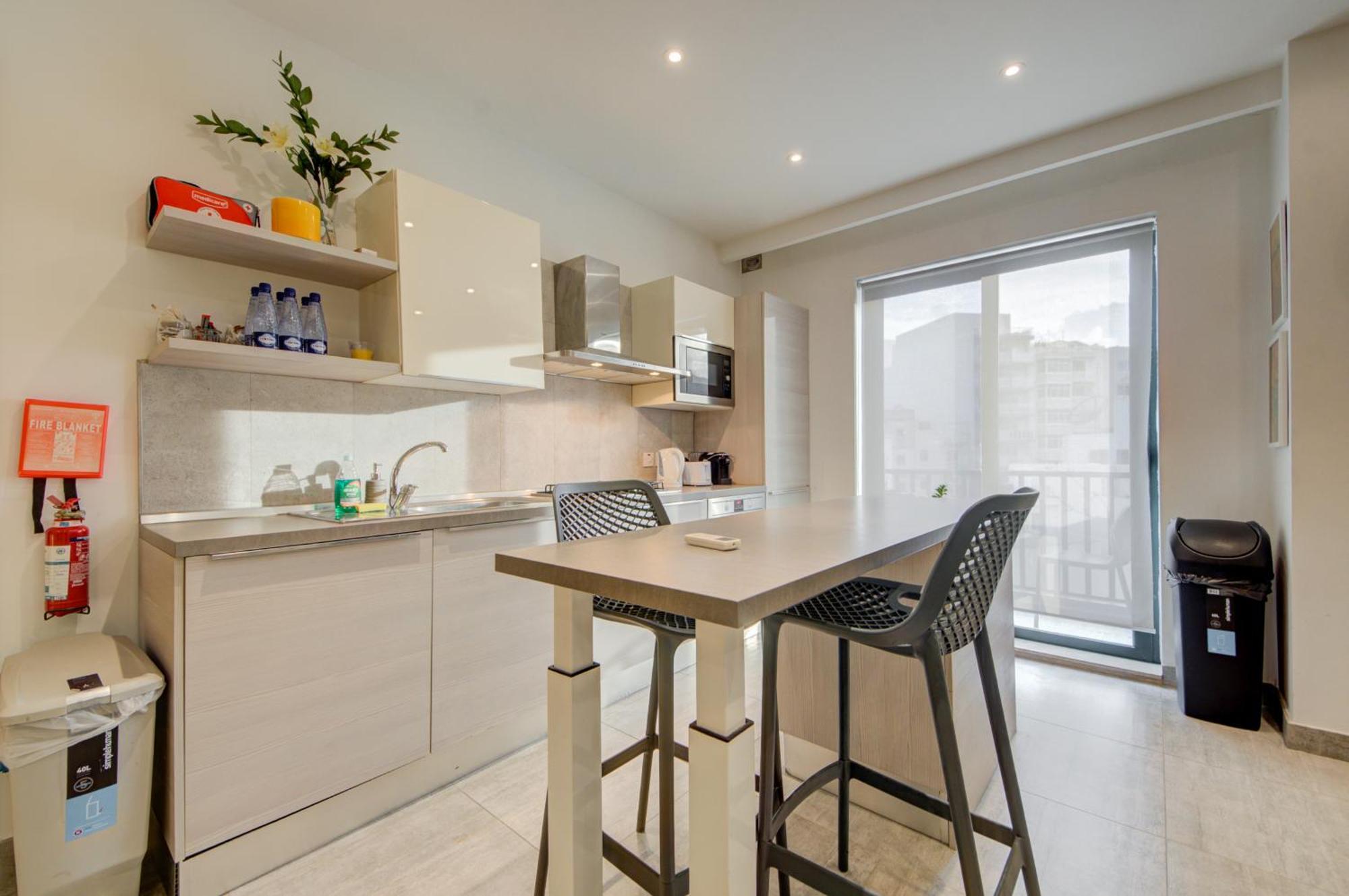 Top Floor Apt With Common Pool Close To All Amenities 세인트폴스베이 외부 사진