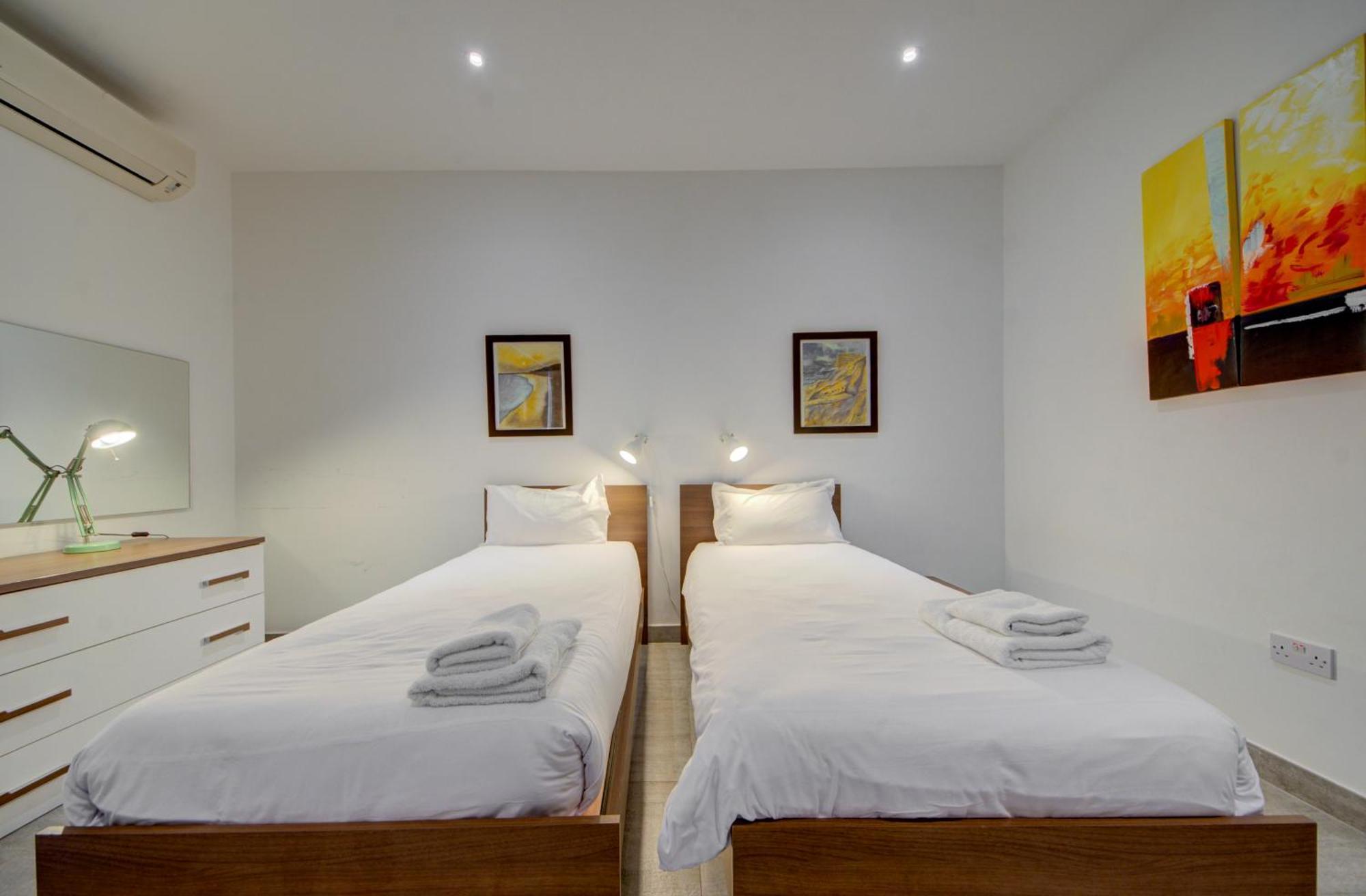Top Floor Apt With Common Pool Close To All Amenities 세인트폴스베이 외부 사진
