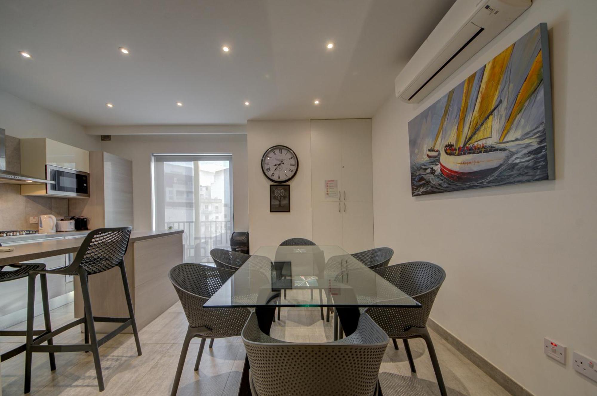 Top Floor Apt With Common Pool Close To All Amenities 세인트폴스베이 외부 사진