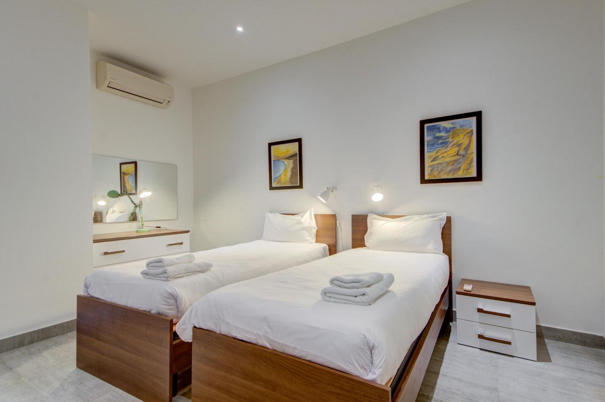 Top Floor Apt With Common Pool Close To All Amenities 세인트폴스베이 외부 사진