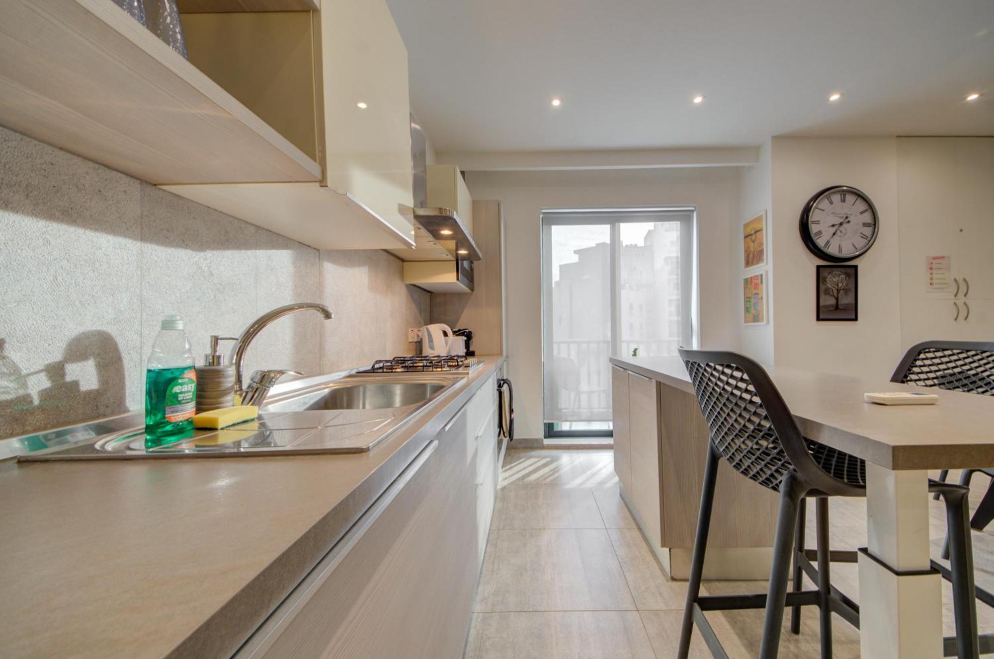 Top Floor Apt With Common Pool Close To All Amenities 세인트폴스베이 외부 사진