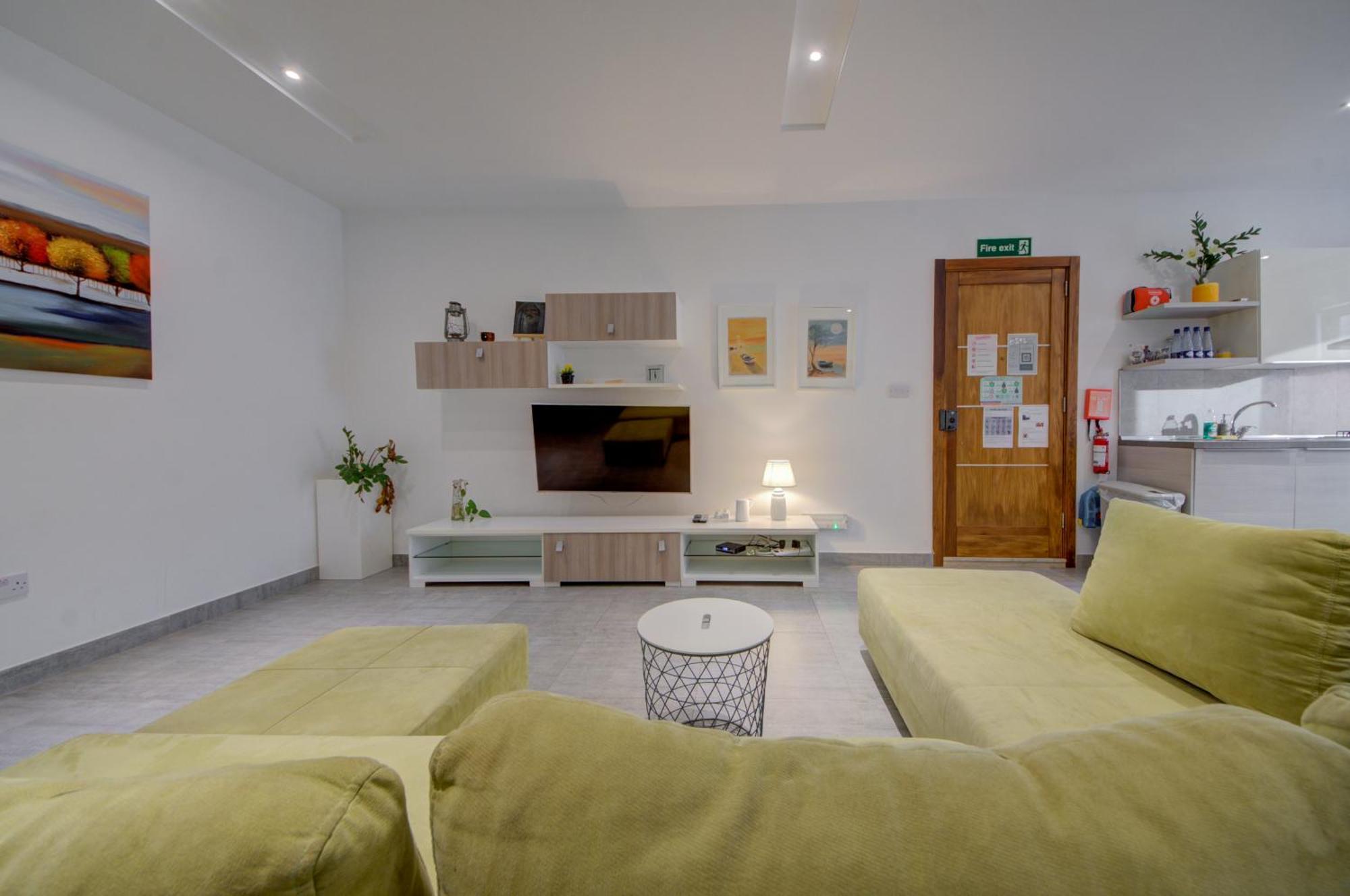 Top Floor Apt With Common Pool Close To All Amenities 세인트폴스베이 외부 사진
