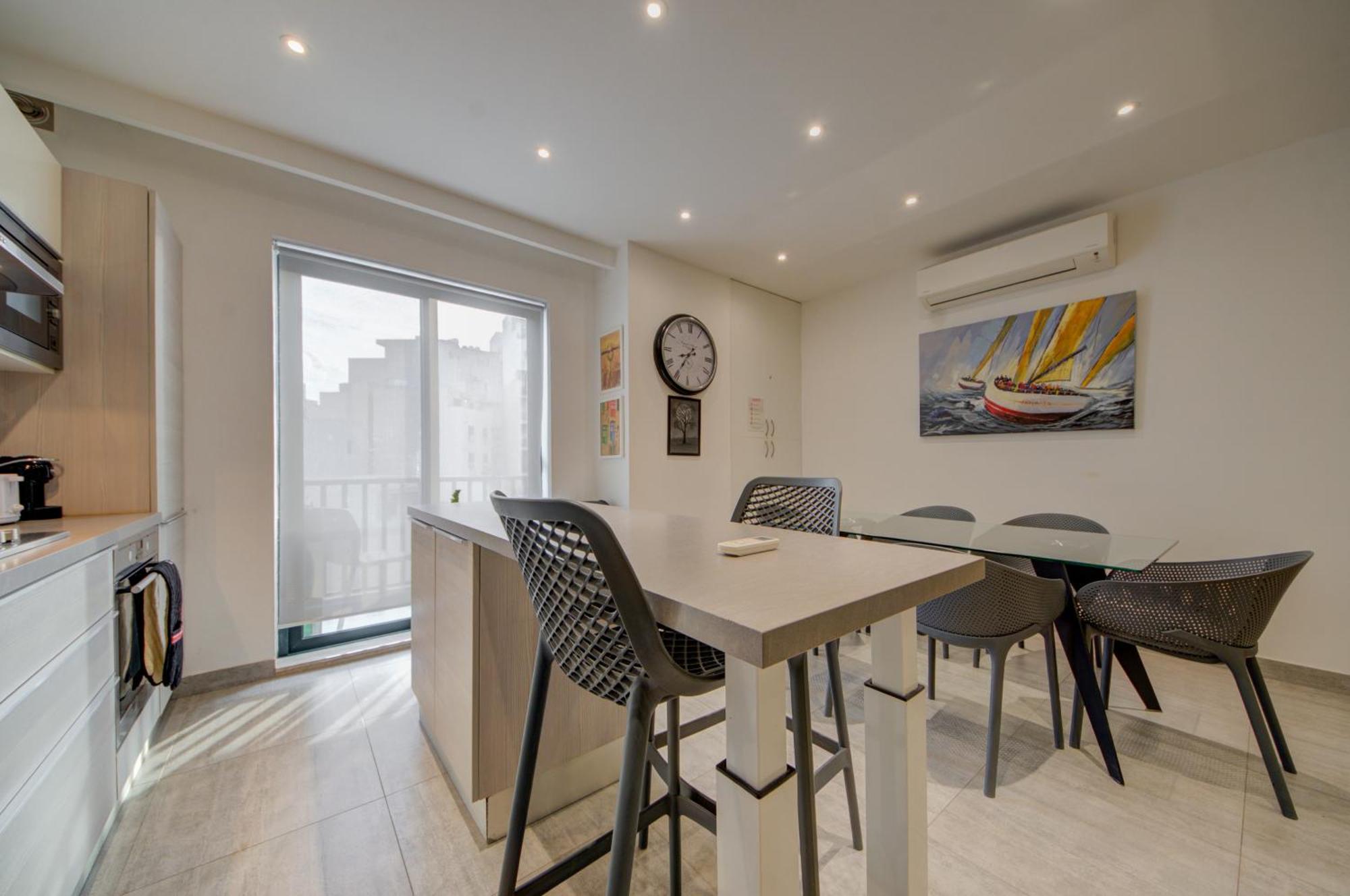 Top Floor Apt With Common Pool Close To All Amenities 세인트폴스베이 외부 사진
