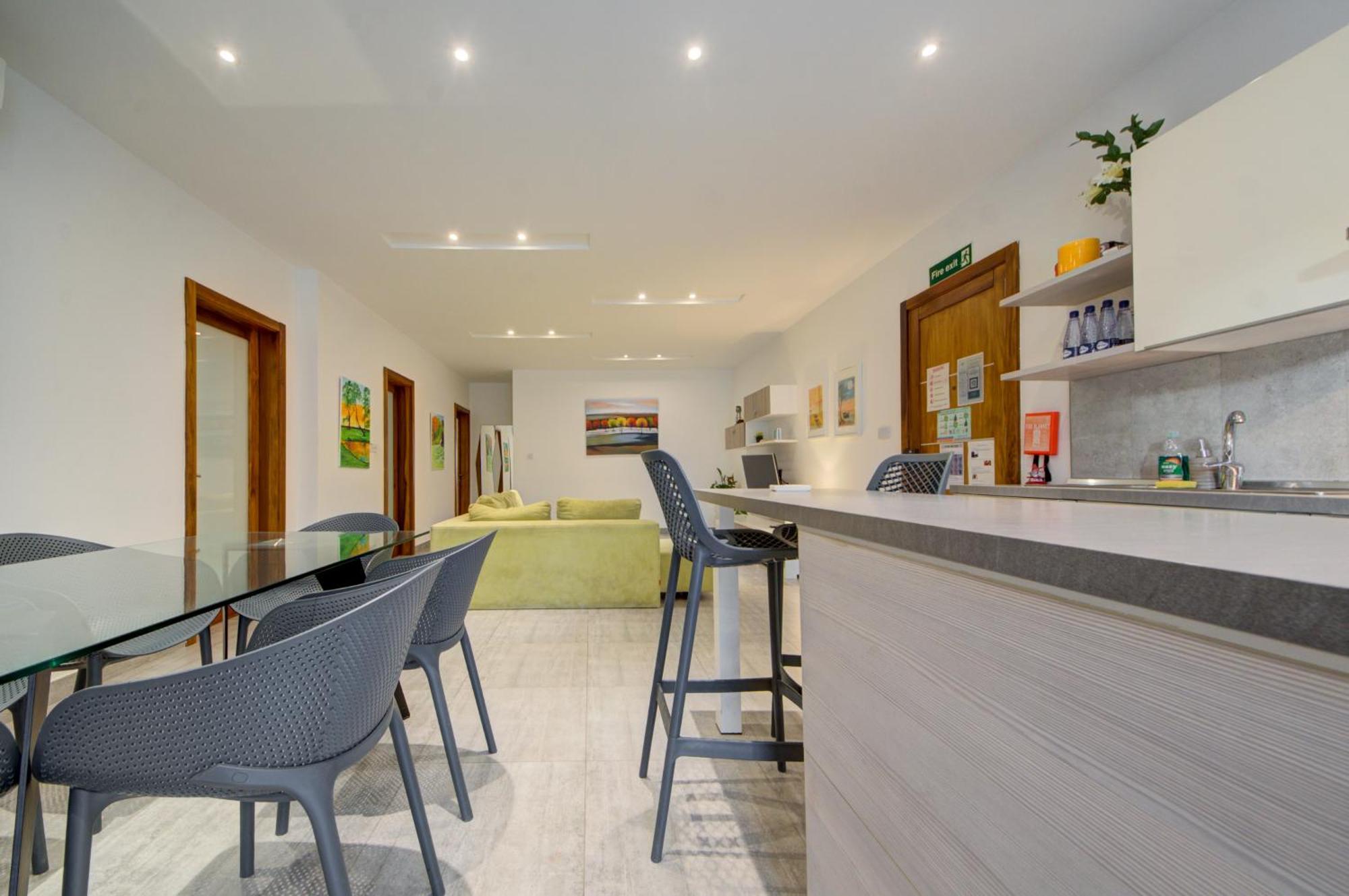 Top Floor Apt With Common Pool Close To All Amenities 세인트폴스베이 외부 사진