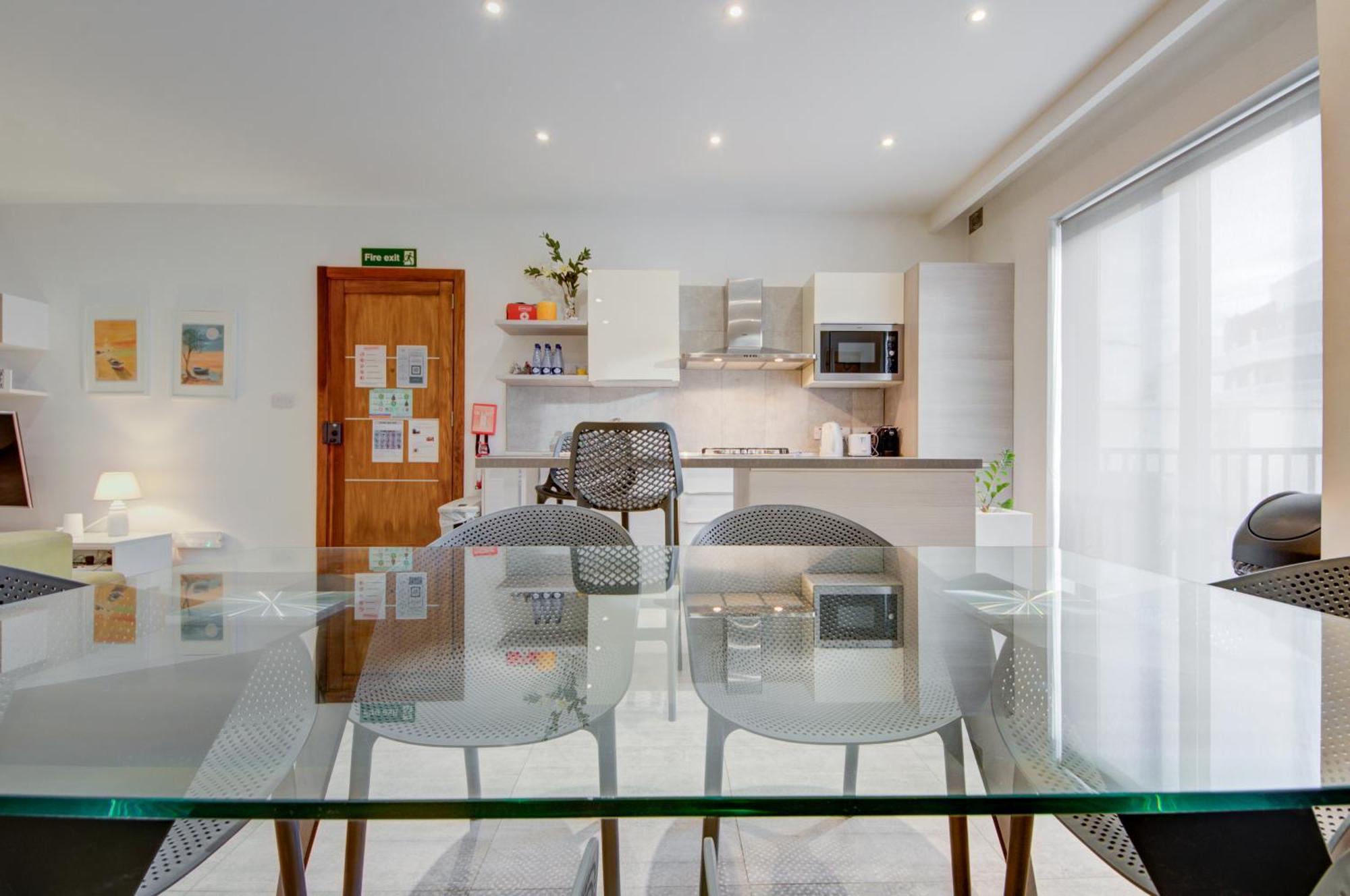 Top Floor Apt With Common Pool Close To All Amenities 세인트폴스베이 외부 사진